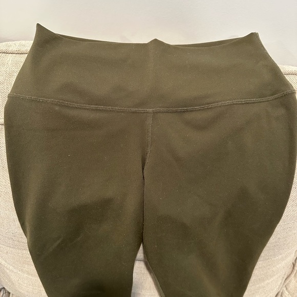 ALO Yoga pants - Picture 6 of 10